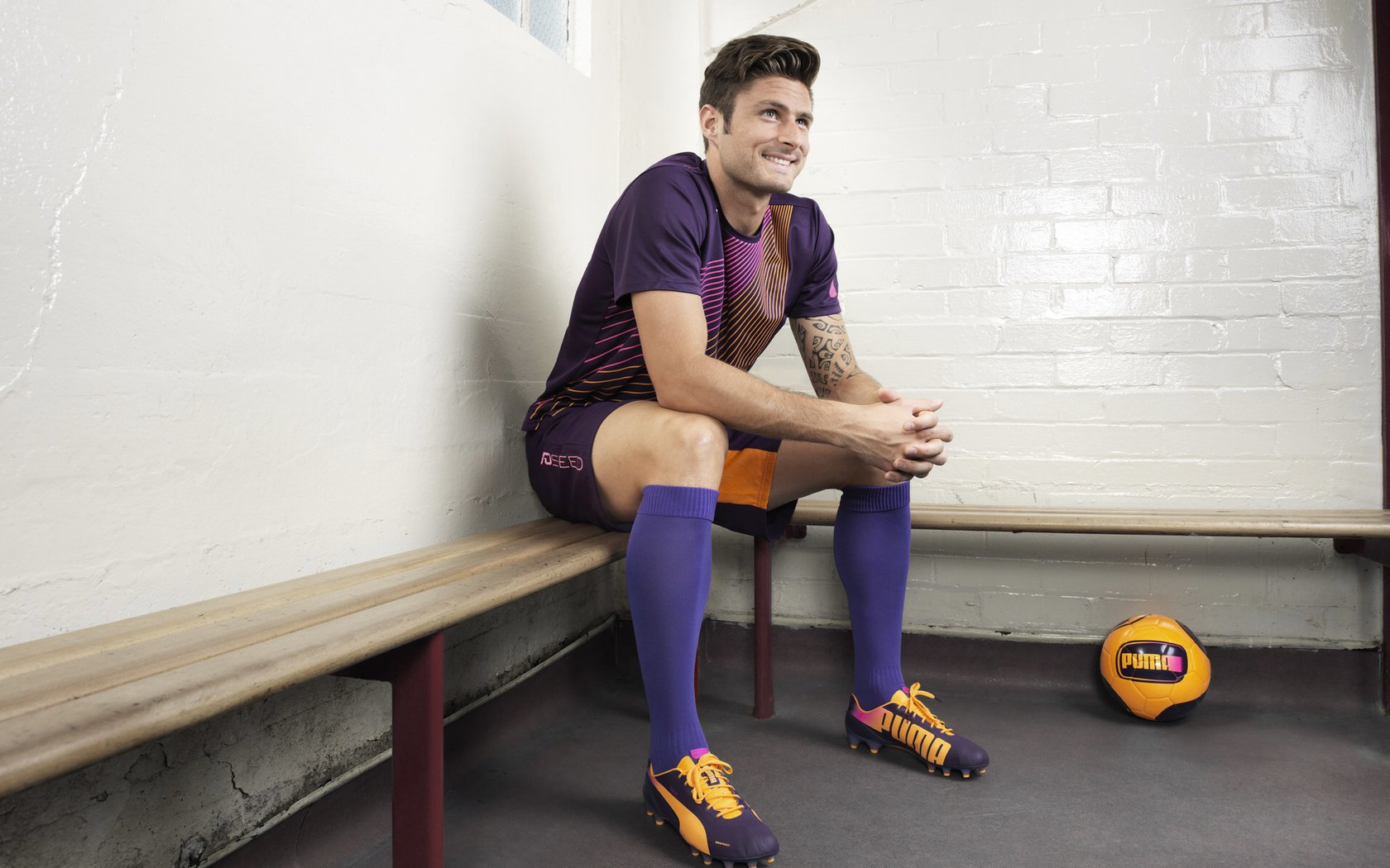 跨界合作推出足球文化系列电影，掀起体育与影视的跨界热潮，足球系列电影科教片